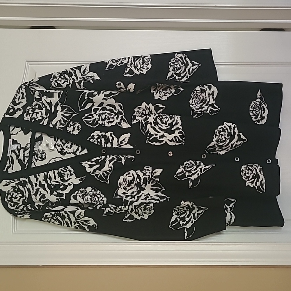 Issac Mizrahi NWT Size 2X Sweater In Black & White With Roses